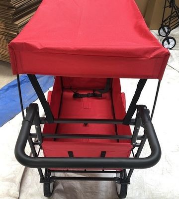 Les chariots pliants de chariot pliant rouge de chariot avec des roues couvrent la poignée de poussée