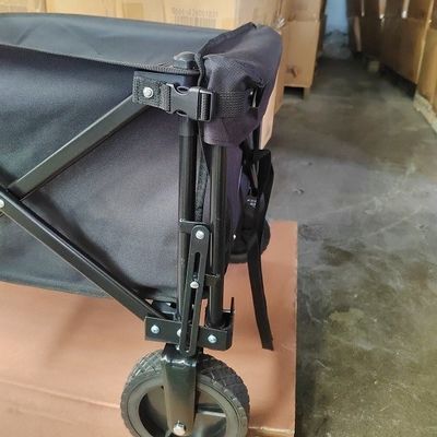 Traction noire le long de pique-nique se pliant de jardin de chariot
