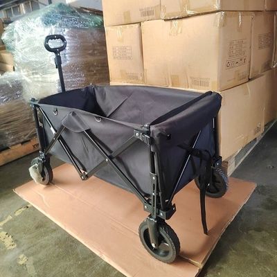 Traction noire le long de pique-nique se pliant de jardin de chariot